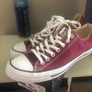 Burgundy low top Converse. SZ men’s 9/ women’s 11